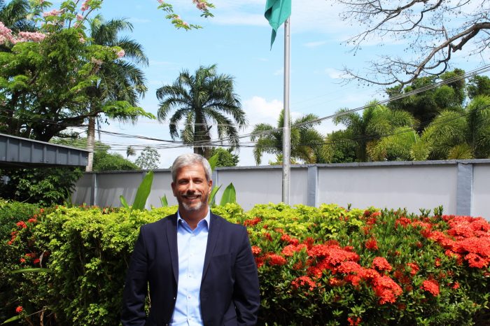 Braziliaanse ambassadeur Laudemar Aguiar: ‘Terwijl wij Suriname helpen, helpen wij ook onszelf’ - Parbode Sneak Peek