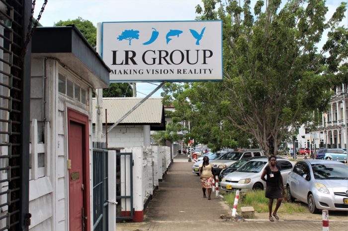 LR Group in Suriname: Wie runt de show? - Parbode Sneak Peek