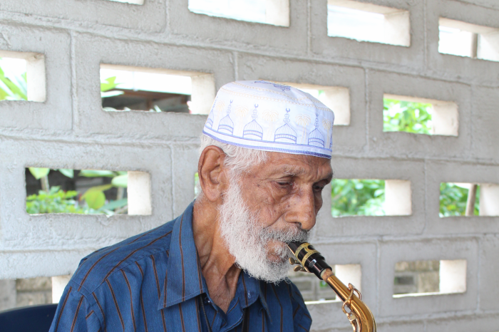 Stonfutu: Saxofonist Ismael Gaddum (92): ‘Zolang er nog adem is, m’e go doro’ - Parbode Sneak Peek