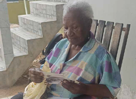 Stonfutu Cornelia Watson (84): ‘Ik voel mij geroepen me voor de jeugd in te zetten’ - Parbode Sneak Peek