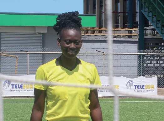 Opmerkelijke Surinamer FIFA assistent-arbiter Mijensa Rensch: ‘Wees niet bang om groot te dromen’ - Parbode Sneak Peek